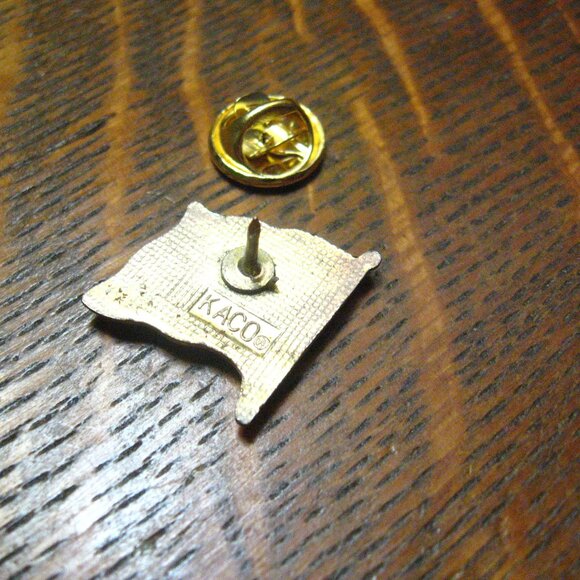 United Nations Flag 1980's KACO Lapel Pin - Picture 4 of 4